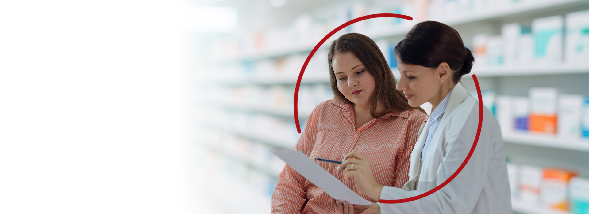 Fondo: profesionales de farmacia asistiendo a paciente